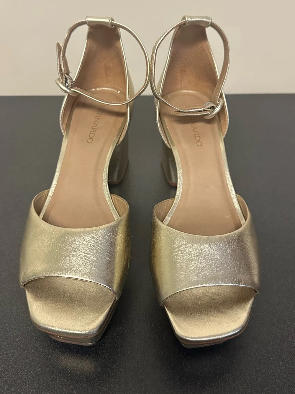 Bernardo Women's Raleigh Metallic Gold Block Heel Platform Sandals Size 8.5 M